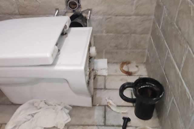 Sundané závěsné WC a demontované odpadní koleno na podlaze koupelny při výměně toalety